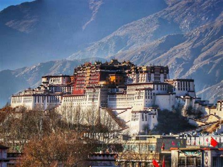 Lhunze County, Tibet in 2008