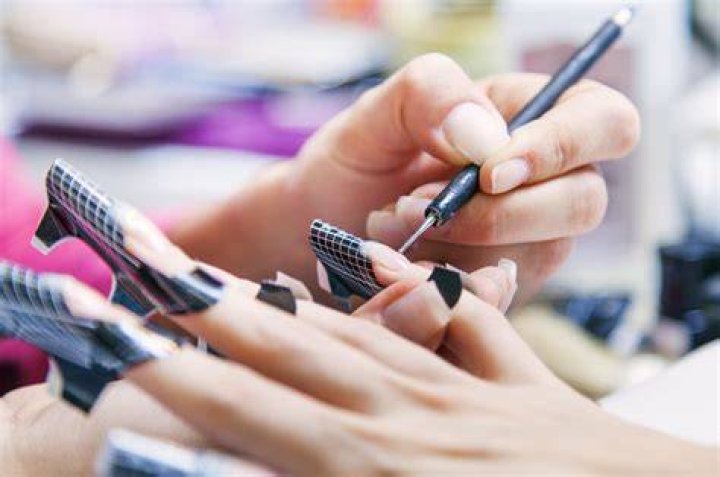 :nail_care: